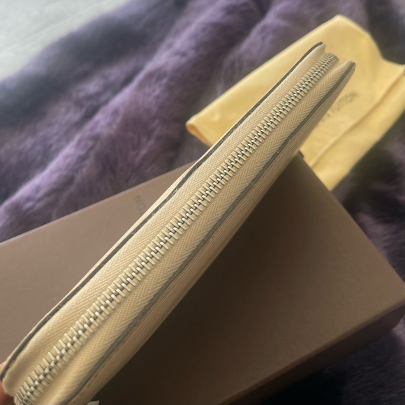 Louis Vuitton Epi Zippy Wallet